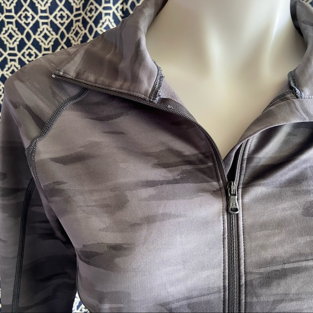 Under Armor Quarter Zip - Picture 2 of 5